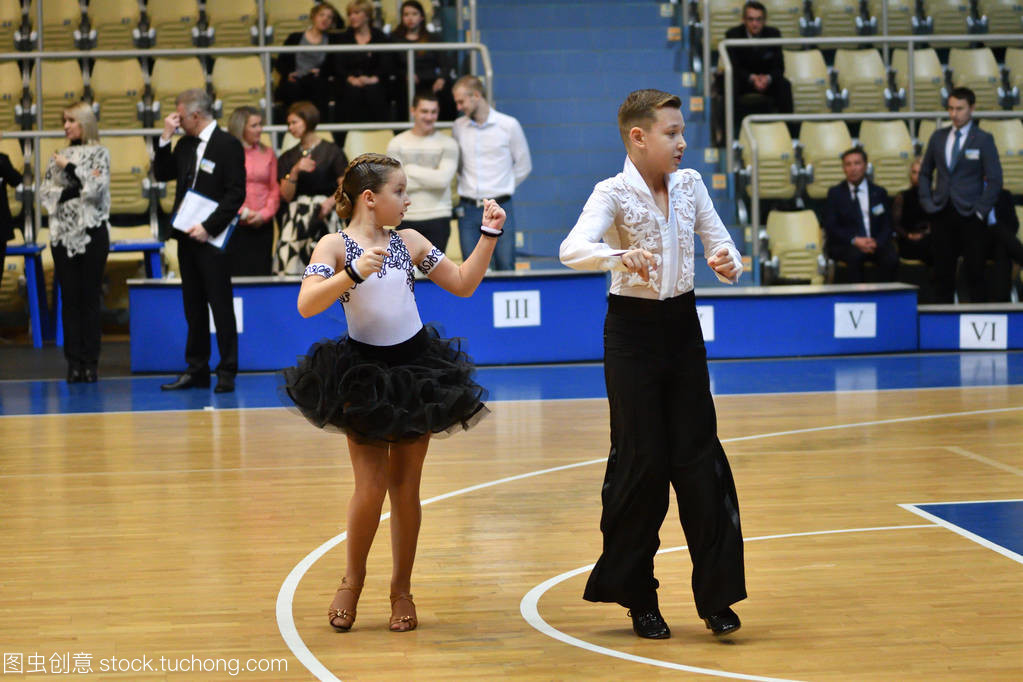 奥伦堡, 俄罗斯-2016年11月12日: 女孩和男孩跳舞