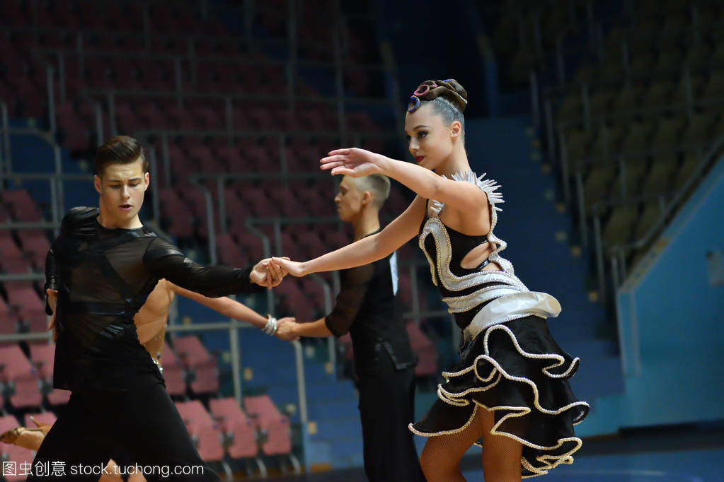 奥伦堡,俄罗斯-2016 年 11 月 12 日︰ 女孩和男孩跳舞